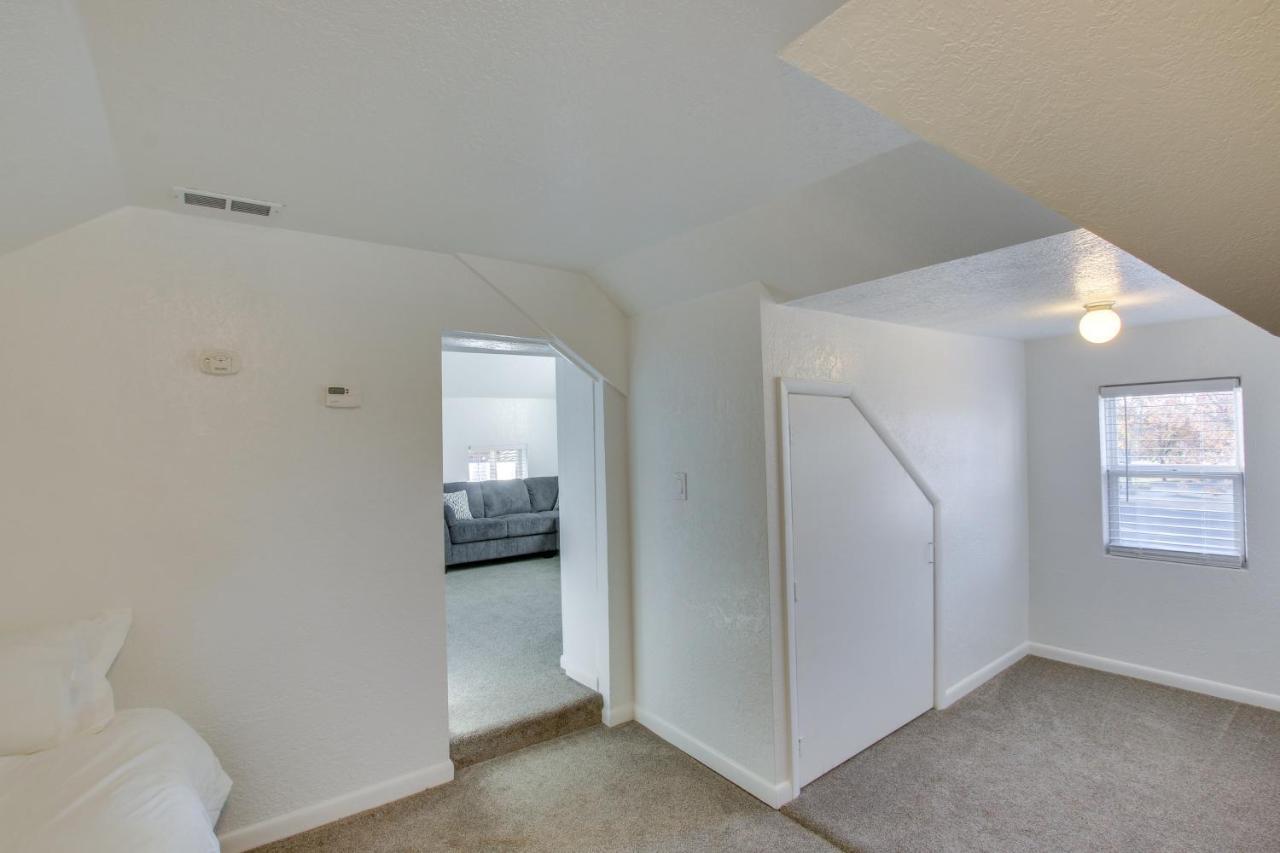 Convenient Logan Apartment - 1 Block To Town! Exterior photo