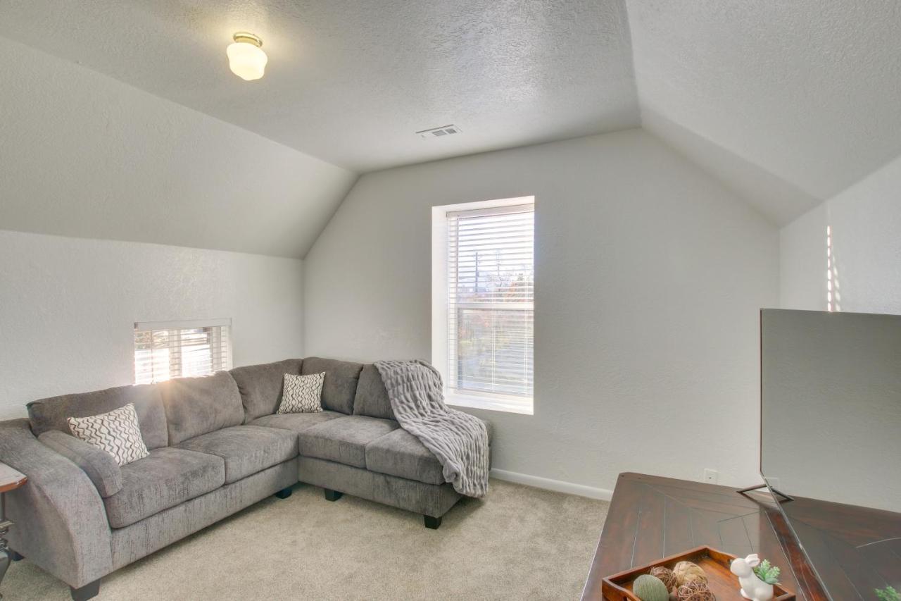 Convenient Logan Apartment - 1 Block To Town! Exterior photo